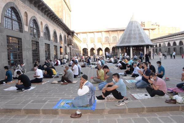 Diyarbakırlılar, bayram namazı için Ulu Cami'yi tercih etti