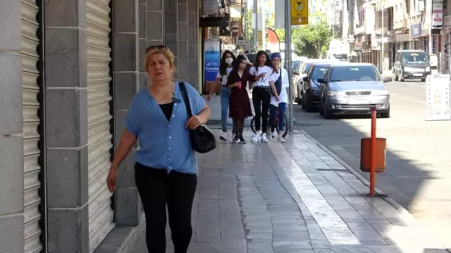 Diyarbakırlılar bayram sabahı Sur ilçesine akın etti