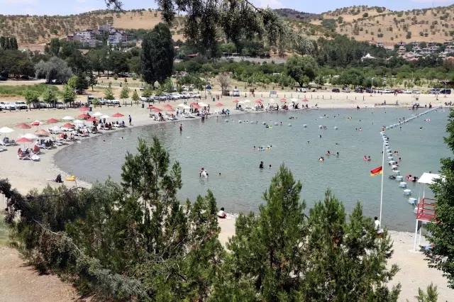 Doğu'da tatilcilerin vazgeçilmez adresi Hazar Gölü, turizmde bayram bereketi yaşıyor Doğu'da tatilcilerin vazgeçilmez adresi Hazar Gölü, turizmde bayram bereketi yaşıyor