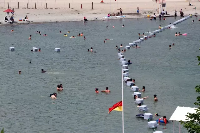 Doğu'da tatilcilerin vazgeçilmez adresi Hazar Gölü, turizmde bayram bereketi yaşıyor