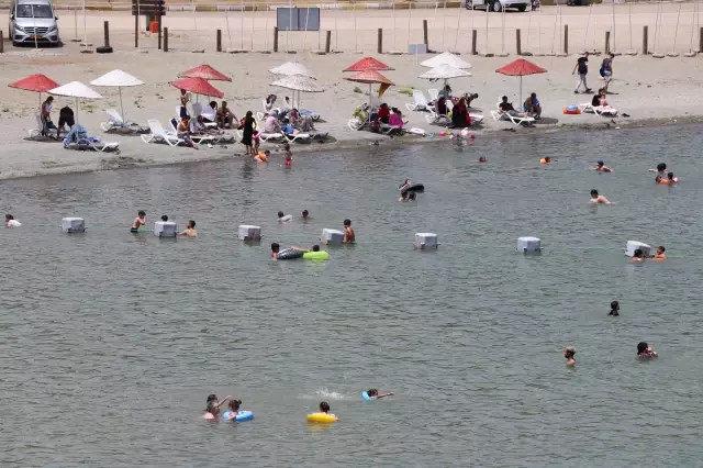 Doğu'da tatilcilerin vazgeçilmez adresi Hazar Gölü, turizmde bayram bereketi yaşıyor