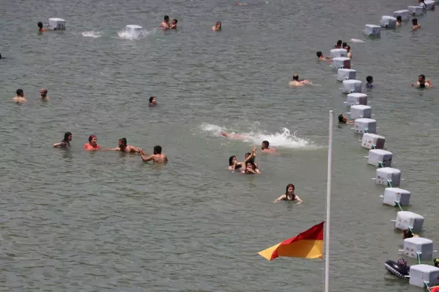 Doğu'da tatilcilerin vazgeçilmez adresi Hazar Gölü, turizmde bayram bereketi yaşıyor