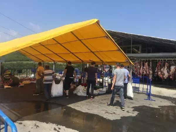 Döğücü'den bayramda vatandaşa kavurma ve pilav ikramı Döğücü'den bayramda vatandaşa kavurma ve pilav ikramı