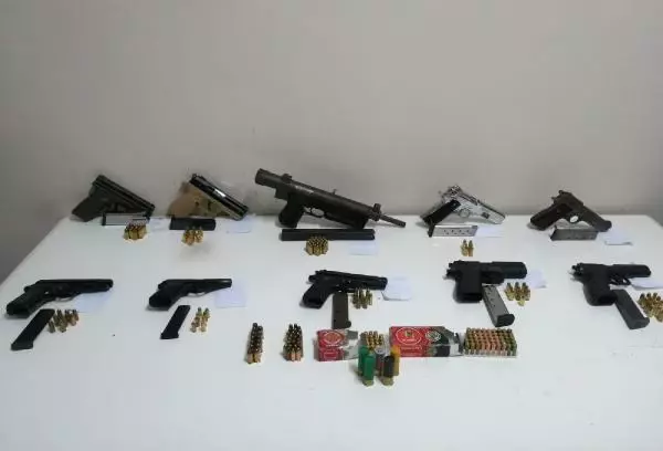 Edirne'de 1 otomatik silah, 9 tabanca ve uyuşturucu ele geçirildi Edirne'de 1 otomatik silah, 9 tabanca ve uyuşturucu ele geçirildi