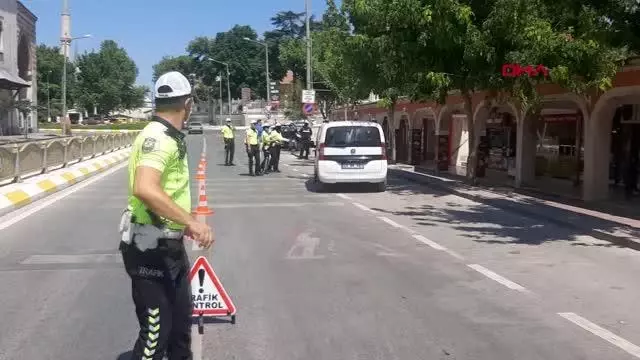 EDİRNE'DE POLİS SÜRÜCÜLERLE BAYRAMLAŞIP, KURABİYE İKRAMINDA BULUNDU EDİRNE'DE POLİS SÜRÜCÜLERLE BAYRAMLAŞIP, KURABİYE İKRAMINDA BULUNDU