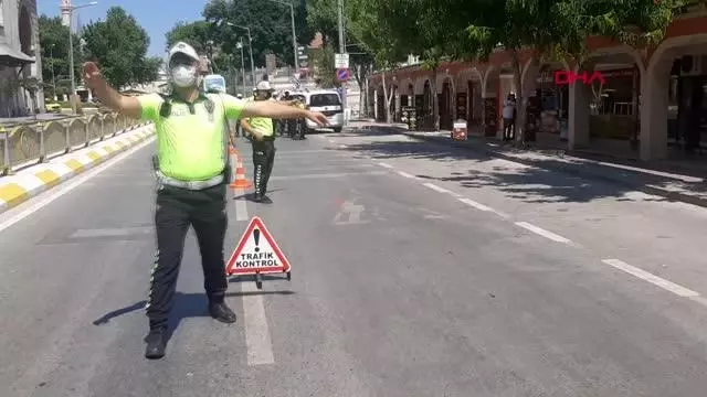 EDİRNE'DE POLİS SÜRÜCÜLERLE BAYRAMLAŞIP, KURABİYE İKRAMINDA BULUNDU