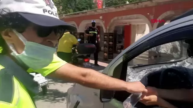 EDİRNE'DE POLİS SÜRÜCÜLERLE BAYRAMLAŞIP, KURABİYE İKRAMINDA BULUNDU