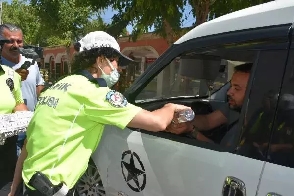 EDİRNE'DE POLİS SÜRÜCÜLERLE BAYRAMLAŞIP, KURABİYE İKRAMINDA BULUNDU