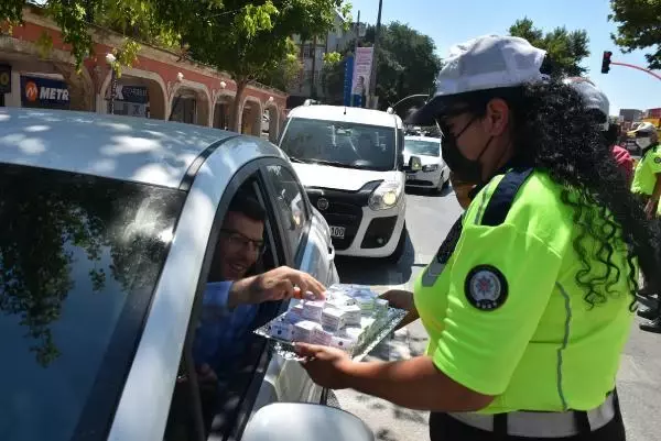 EDİRNE'DE POLİS SÜRÜCÜLERLE BAYRAMLAŞIP, KURABİYE İKRAMINDA BULUNDU
