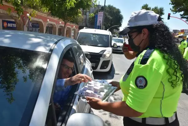 EDİRNE'DE POLİS SÜRÜCÜLERLE BAYRAMLAŞIP, KURABİYE İKRAMINDA BULUNDU