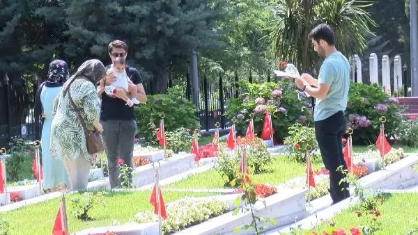 İSTANBUL ? EDİRNEKAPI ŞEHİTLİĞİ'NDE BAYRAM ZİYARETLERİ