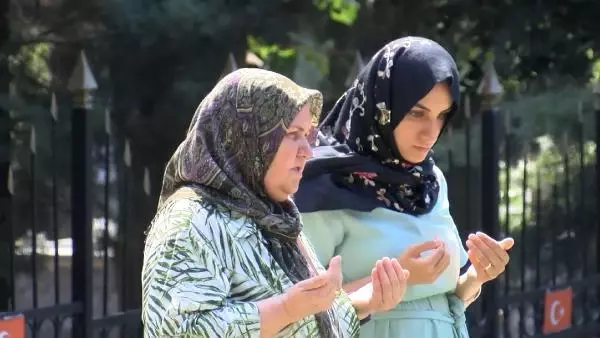 İSTANBUL ? EDİRNEKAPI ŞEHİTLİĞİ'NDE BAYRAM ZİYARETLERİ
