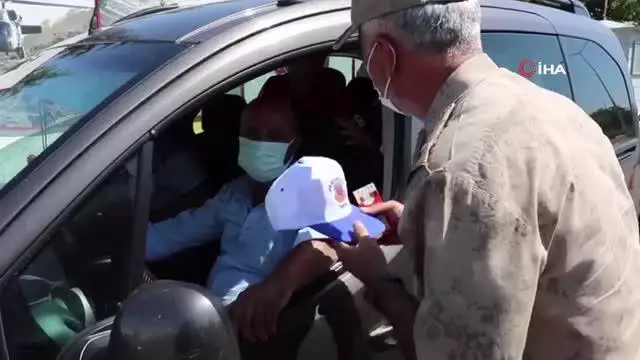 Son Dakika | Elazığ'da jandarmadan bayramda şeker ve kolonyalı uygulama