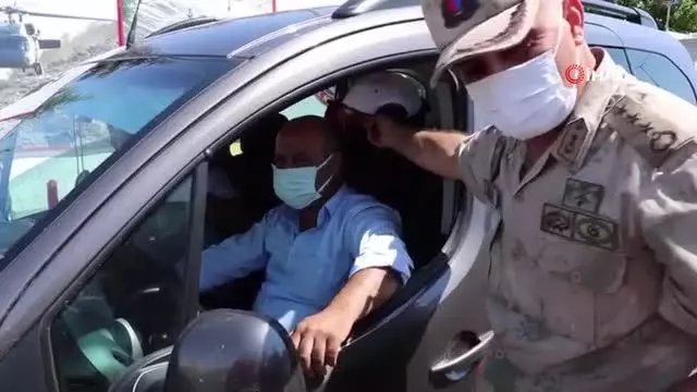 Son Dakika | Elazığ'da jandarmadan bayramda şeker ve kolonyalı uygulama