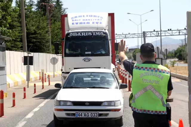 Son Dakika | Elazığ'da jandarmadan bayramda şeker ve kolonyalı uygulama
