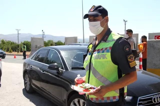 Son Dakika | Elazığ'da jandarmadan bayramda şeker ve kolonyalı uygulama