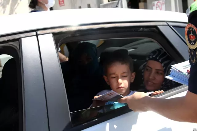 Son Dakika | Elazığ'da jandarmadan bayramda şeker ve kolonyalı uygulama