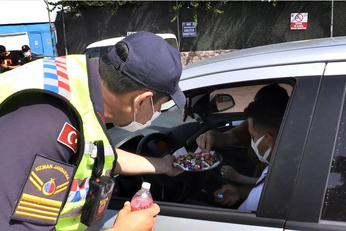 Elazığ'da trafik denetimi yapan jandarma ekiplerinden vatandaşlara bayram şekeri ikramı