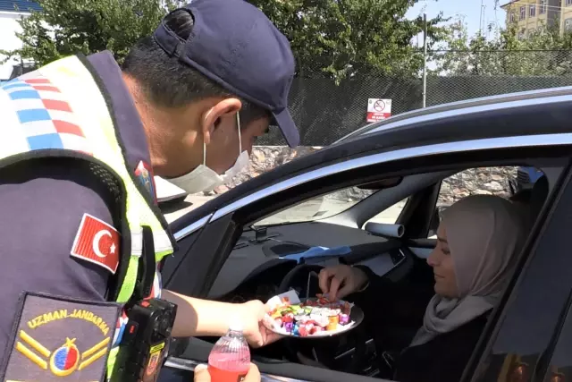 Elazığ'da trafik denetimi yapan jandarma ekiplerinden vatandaşlara bayram şekeri ikramı