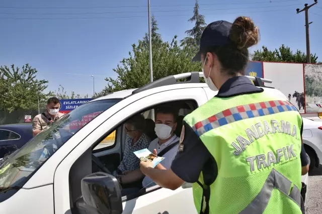Elazığ'da trafik denetimi yapan jandarma ekiplerinden vatandaşlara bayram şekeri ikramı