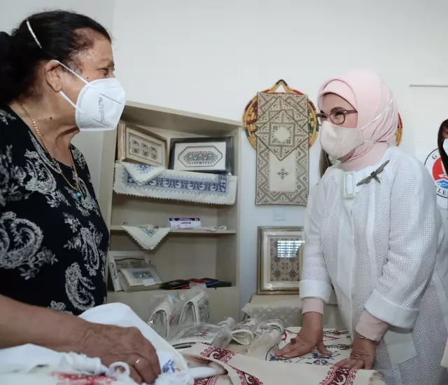 Emine Erdoğan, Girne Belediyesi Sosyal Yaşam Merkezini ziyaret etti
