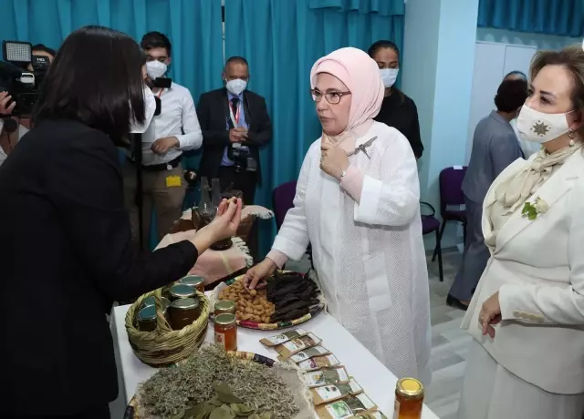 Emine Erdoğan, Girne Belediyesi Sosyal Yaşam Merkezi'ni ziyaret etti