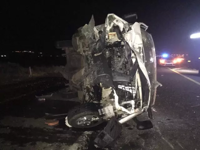 Erzurum'da kurbanlık taşıyan kamyonetle otomobil çarpıştı: 1 ölü, 3 yaralı Erzurum'da kurbanlık taşıyan kamyonetle otomobil çarpıştı: 1 ölü, 3 yaralı