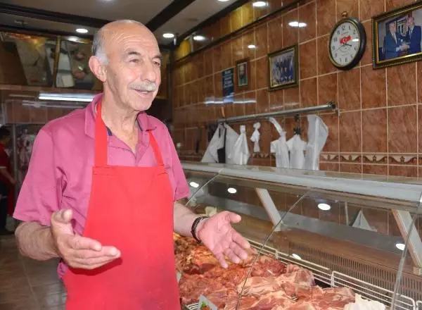 ERZURUM KASAPLAR ODASI BAŞKANI: BERBER BİLE CAMINA 'KURBAN KESİLİR, ET ÇEKİLİR' YAZIYOR ERZURUM KASAPLAR ODASI BAŞKANI: BERBER BİLE CAMINA 'KURBAN KESİLİR, ET ÇEKİLİR' YAZIYOR