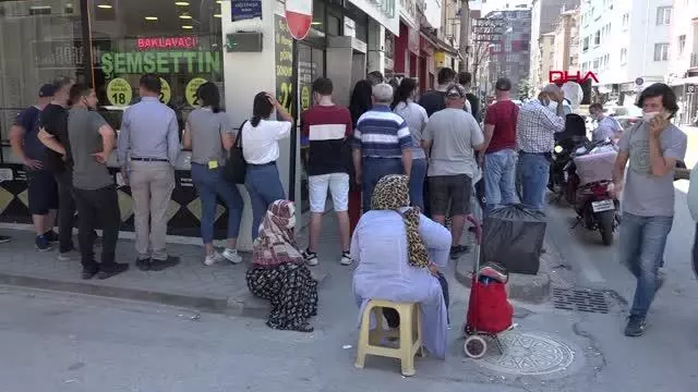 ESKİŞEHİR'DE 'UCUZ BAKLAVA' KUYRUĞU ESKİŞEHİR'DE 'UCUZ BAKLAVA' KUYRUĞU