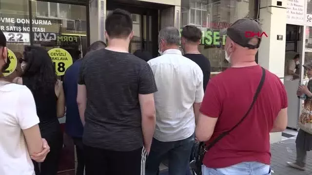 ESKİŞEHİR'DE 'UCUZ BAKLAVA' KUYRUĞU