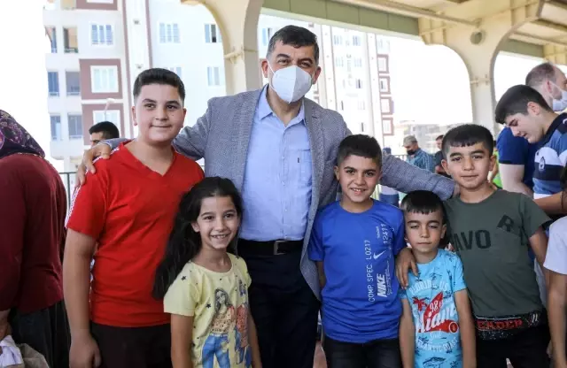 Fadıloğlu, kurban kesim yerlerini gezdi, vatandaşla bayramlaştı
