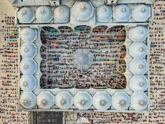 Fatih Camisi'nde bayram namazı coşkusu Fatih Camisi'nde bayram namazı coşkusu