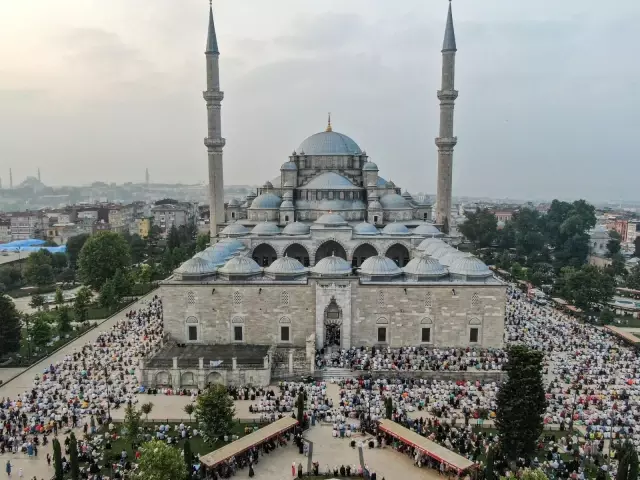 Fatih Camisi'nde bayram namazı coşkusu