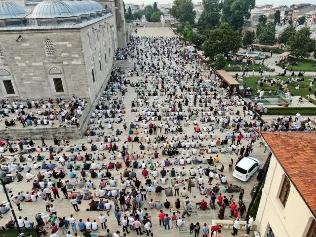 Fatih Camisi'nde bayram namazı coşkusu