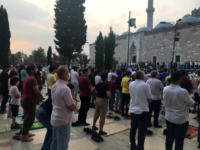 Fatih Camisi'nde bayram namazı coşkusu