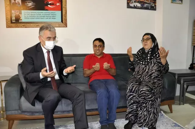 ESKİŞEHİR - Vali Ayyıldız, Gara şehidi Mevlüt Kahveci'nin ailesini ziyaret etti