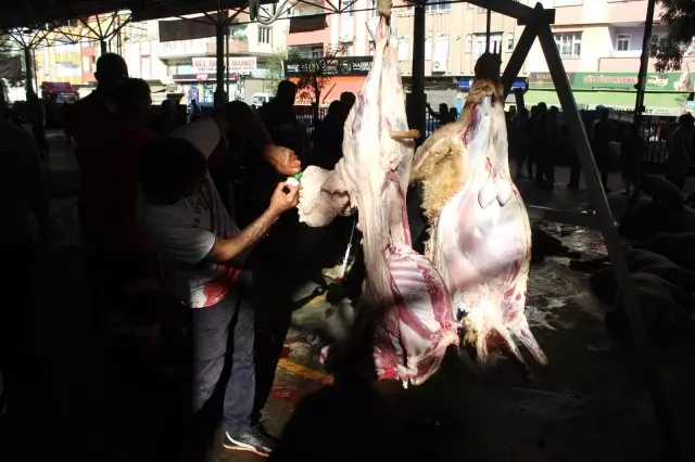 Gaziantep'te kurbanlar kesilmeye başlandı