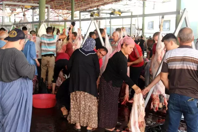 Gaziantep'te kurbanlar kesilmeye başlandı