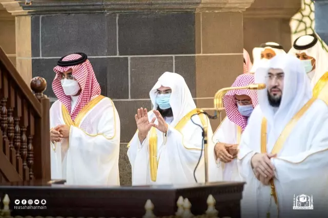 Hacı adayları Kurban Bayramı namazını Kabe'de kıldı