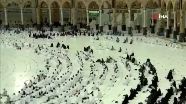 Hacı adayları Kurban Bayramı namazını Kabe'de kıldı