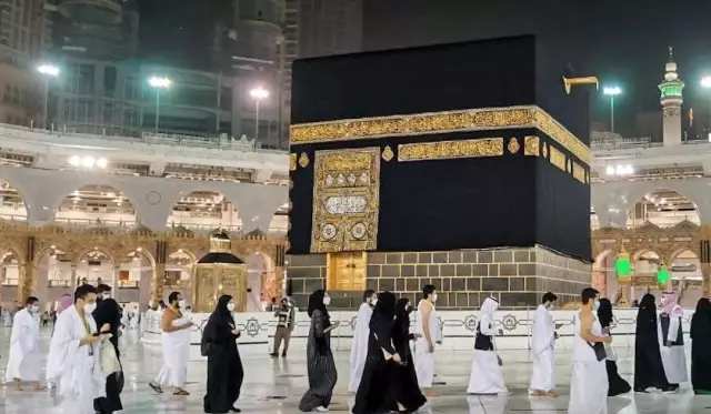 Hacılar ziyaret tavafı için Mescid-i Haram'da