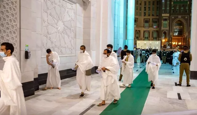 Hacılar ziyaret tavafı için Mescid-i Haram'da
