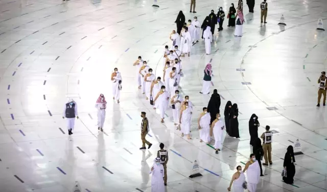 Hacılar ziyaret tavafı için Mescid-i Haram'da