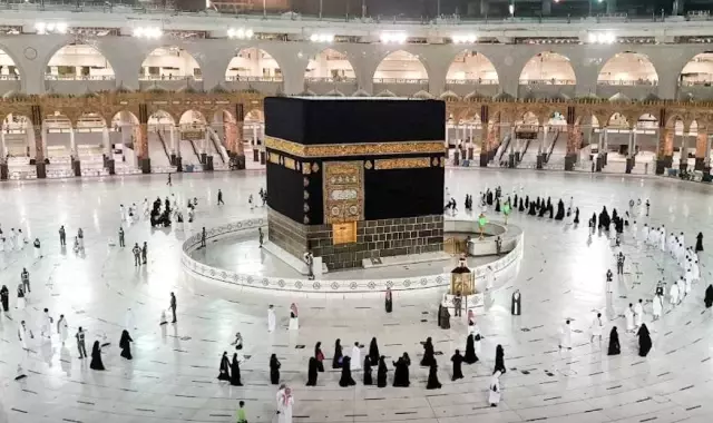 Hacılar ziyaret tavafı için Mescid-i Haram'da