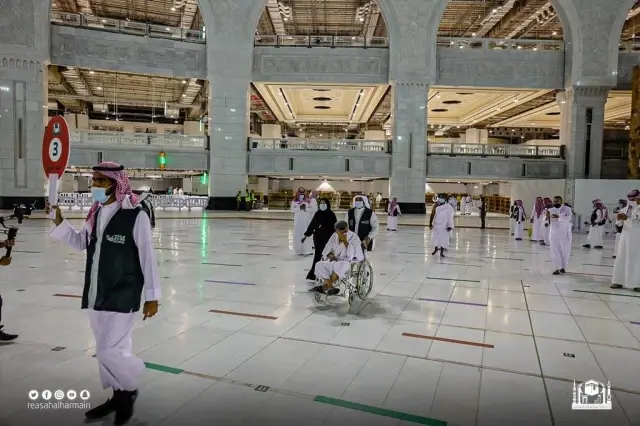 Hacılar ziyaret tavafı için Mescid-i Haram'da