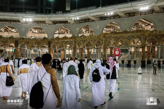 Hacılar ziyaret tavafı için Mescid-i Haram'da