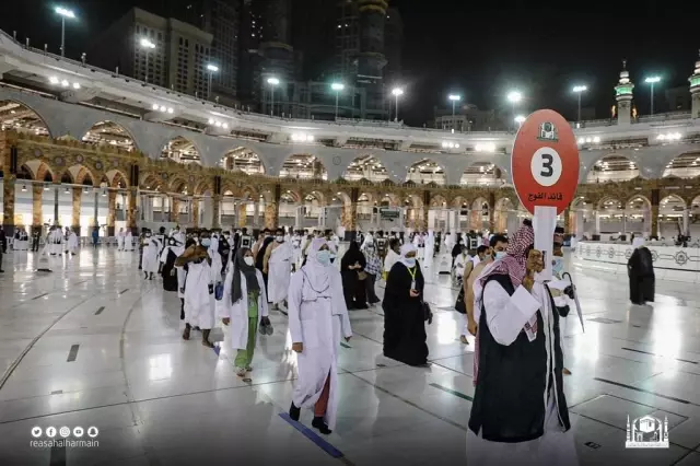 Hacılar ziyaret tavafı için Mescid-i Haram'da
