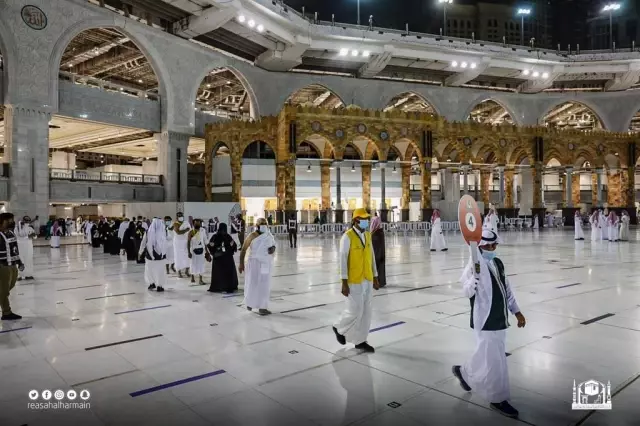 Hacılar ziyaret tavafı için Mescid-i Haram'da