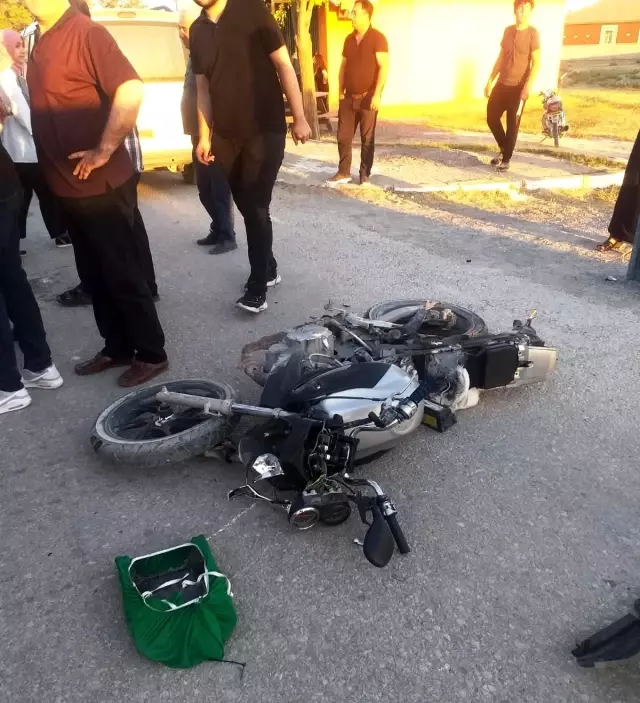 Hafif ticari araç ile motosiklet çarpıştı: 2 yaralı