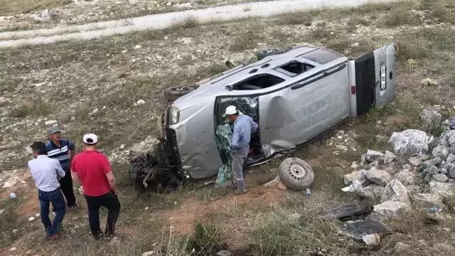 Hafif ticari araç şarampole devrildi: 4 yaralı Hafif ticari araç şarampole devrildi: 4 yaralı